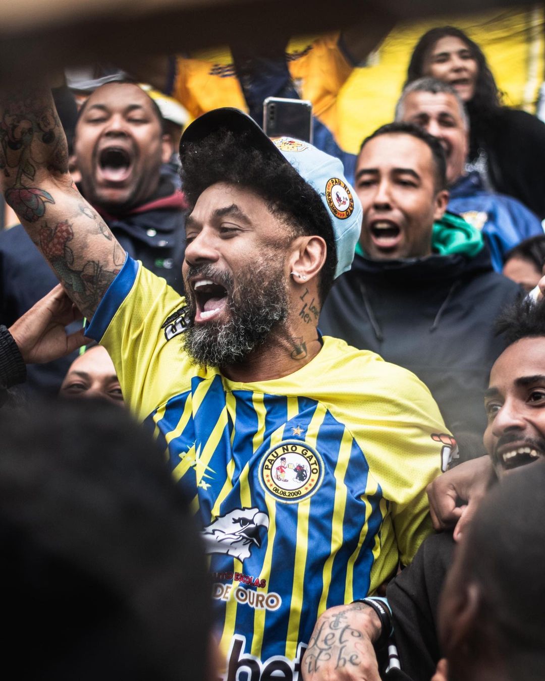 Cristian Baroni comemora com a torcida "Gato Loko"/ Reprodução: Vitor Tribiani