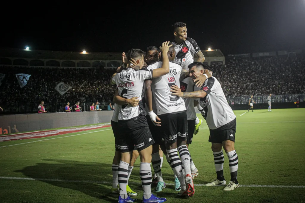 Time do Vasco comemorando em equipe