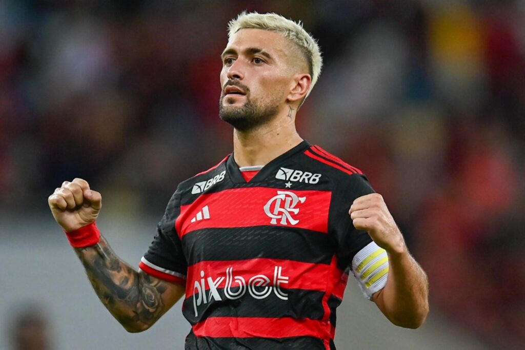 Arrascaeta comemorando gol pelo Flamengo