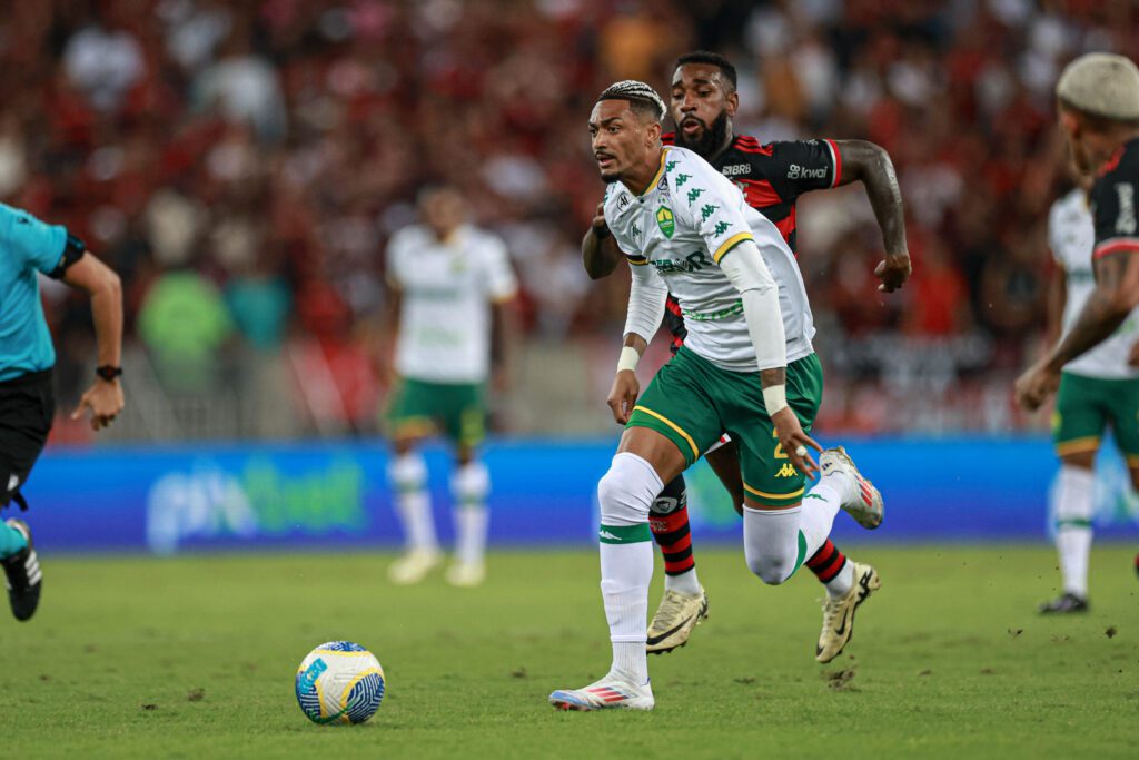 Jogador Derek, do Cuiabá, é marcado pelo jogador Gerson, do Flamengo. Foto: AssCom Dourado/Cuiabá