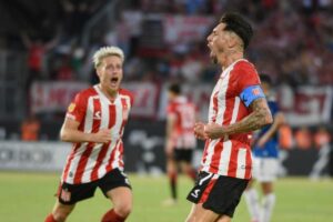 Jogadores Ascacibar e Jose Sosa em ação pelo Estudiantes de La Plata.