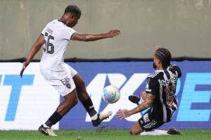 Jogadores Cuiabano e Otávio Santos se enfrentam na partida entre Atlético-MG x Botafogo.