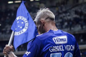 Atleta Gabriel Veron comemora com a bandeira do Cruzeiro. Foto: Gustavo Aleixo/Cruzeiro