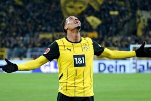 Jogador Felix Nmecha comemora gol pelo Borussia Dortmund.