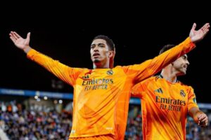 Jogador Jude Bellingham comemora gol pelo Real Madrid.