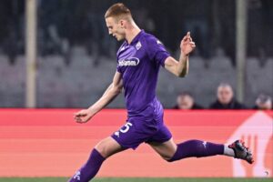 Jogador Pietro Comuzzo em ação pelo Fiorentina.