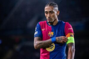 Jogador Raphinha em ação pelo Barcelona.