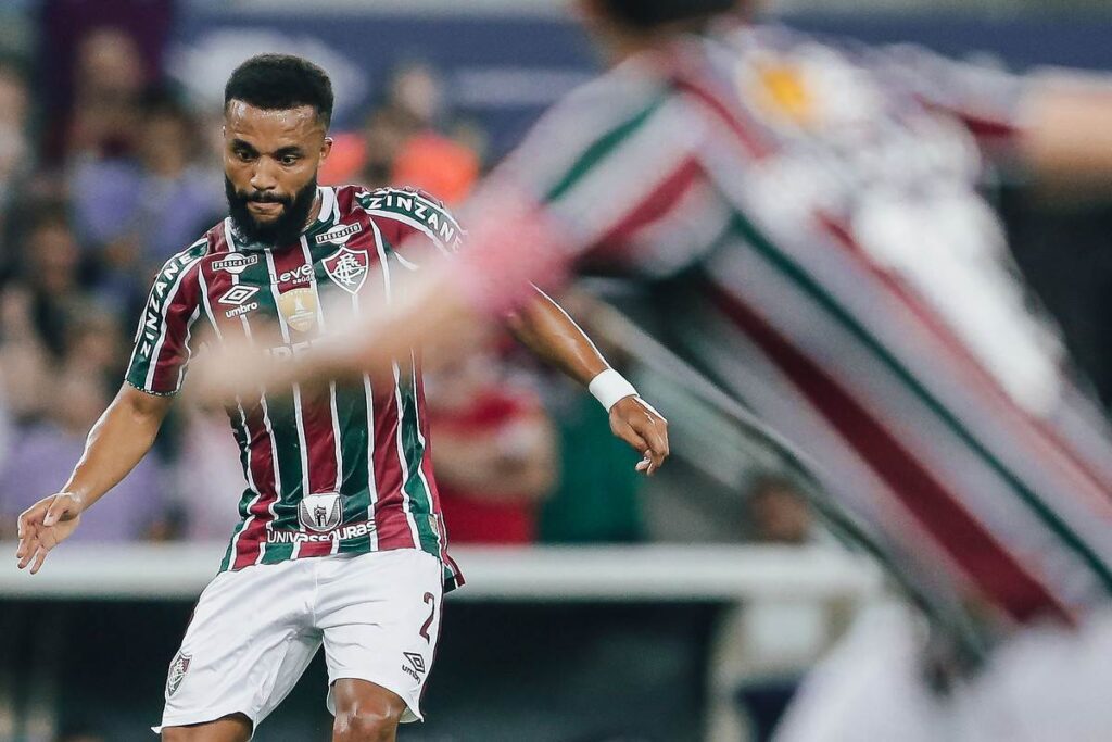 Jogador Samuel Xavier em ação pelo Fluminense.