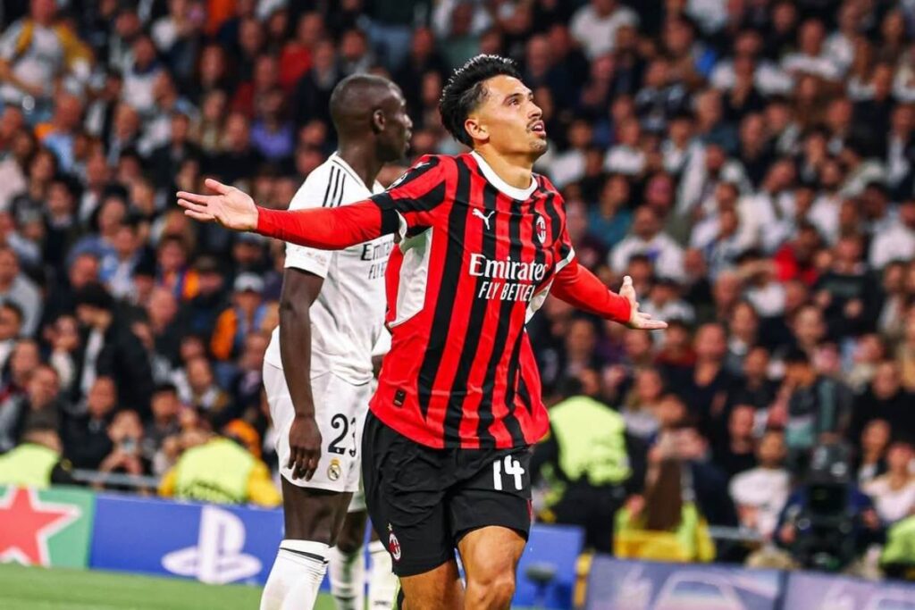 Jogador Tijjani Reijnders comemorando gol pelo Milan.