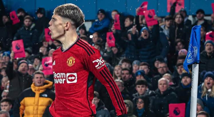 Jogador Alejandro Garnacho comemorando gol pelo Manchester United.