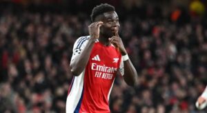 Jogador Bukayo Saka comemora gol pelo Arsenal.