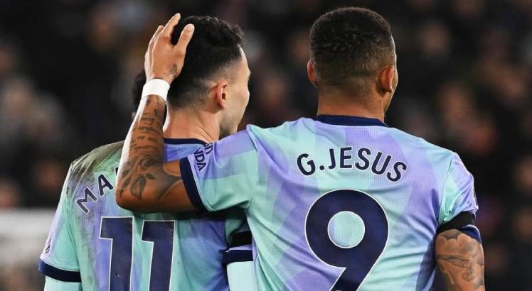 Jogadores Gabriel Jesus e Gabriel Martinelli comemoram gol pelo Arsenal.