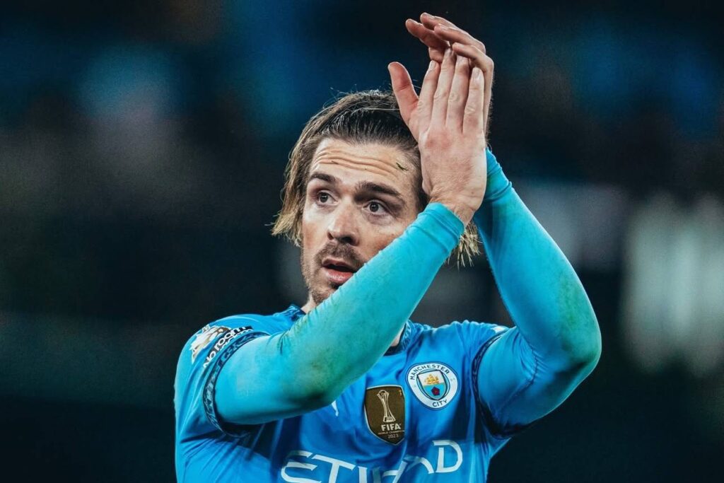 Imagem do meia-atacante Grealish saudando a torcida do Manchester City em campo. Foto: Instagram/City