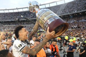 Imagem do atacante Igor Jesus com a taça da Libertadores do Botafogo. Foto: Vítor Silva/Botafogo