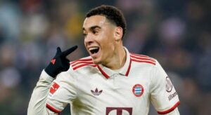 Jogador Jamal Musiala comemorando gol pelo Bayern de Munique.