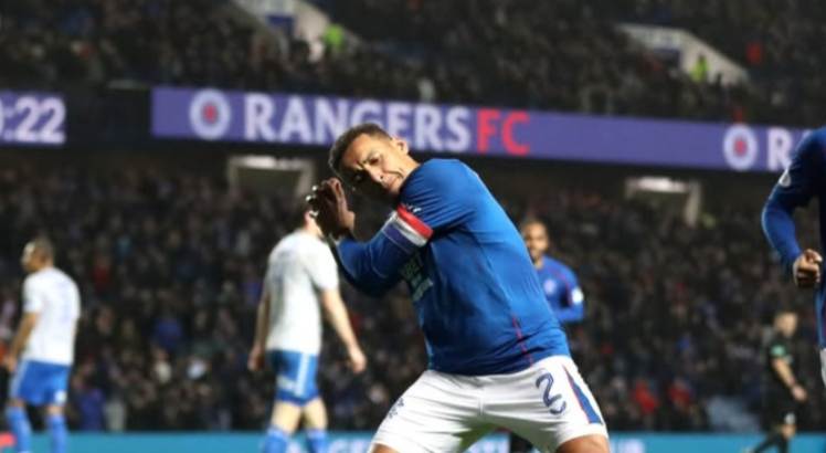 Jogador James Tavernier comemora gol pelo Rangers.