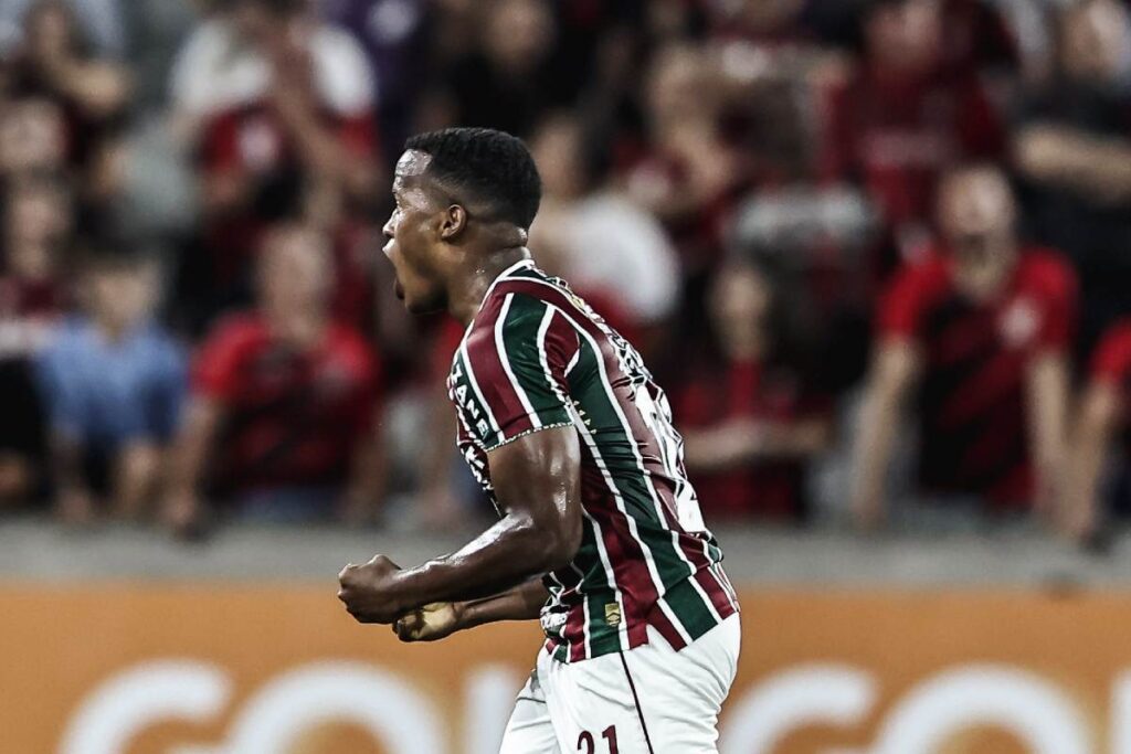 Jogador Jhon Arias comemora gol pelo Fluminense.