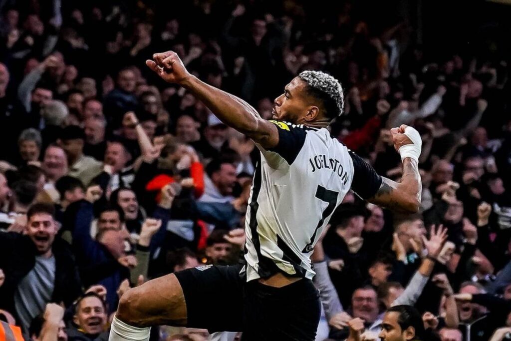 Jogador Joelinton comemora gol pelo Newcastle.