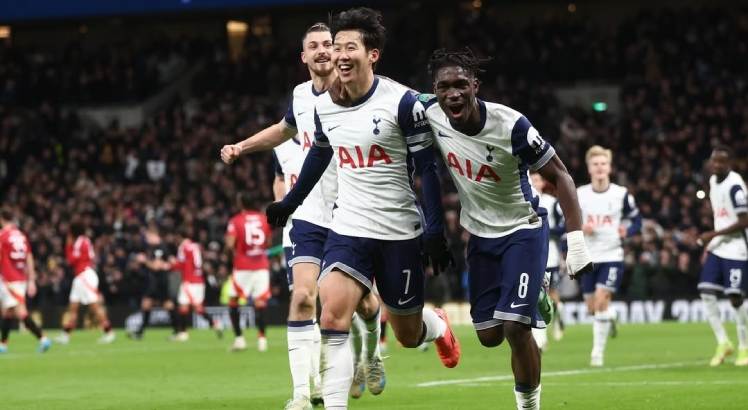 Jogadores do Tottenham Dejan Kulusevski, Yves Bissouma e Son Heung-min comemoram gol pelo Tottenham.