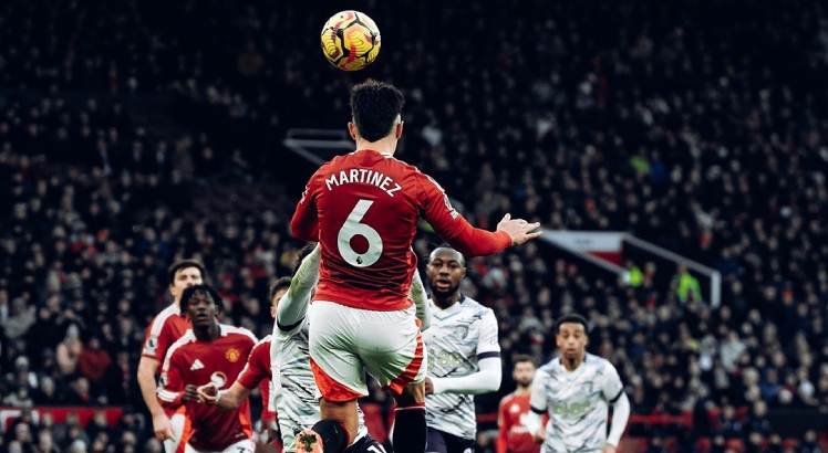 Jogador Lisandro Martínez em ação pelo Manchester United.