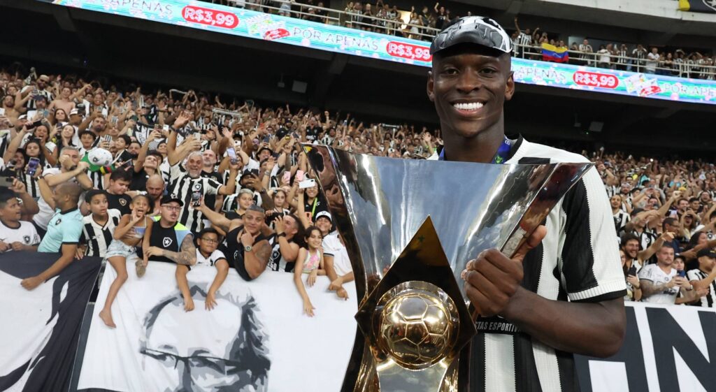 Imagem do atacante Luiz Henrique, do Botafogo, com a taça do Brasileirão 2024. Foto: Vítor Silva/Botafogo