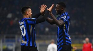 Jogadores Marcus Thuram e Lautaro Martínez comemoram pela Inter de MIlão.