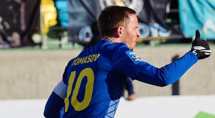 Jogador Marin Tomasov comemora gol pelo Astana.