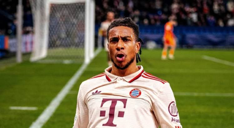 Jogador Michael Olise comemora gol pelo Bayern de Munique.