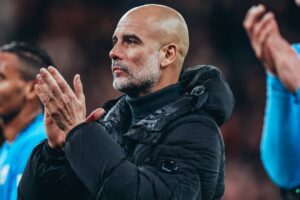 Imagem do técnico Pep Guardiola batendo palmas em campo. Foto: Instagram/Manchester City