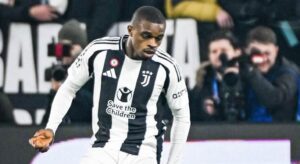 Jogador Pierre Kalulu em ação pela Juventus.