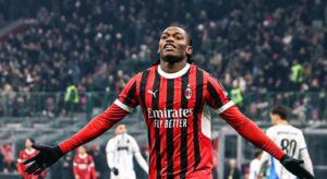 Jogador Rafael Leão comemora gol pelo Milan.