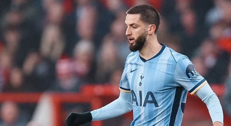 Jogador Rodrigo Bentancur em ação pelo Tottenham.