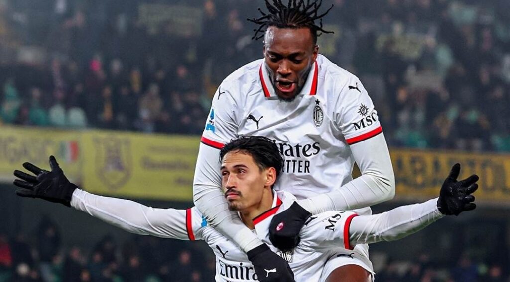 Jogadores Tammy Abraham e Tijjani Reijnders comemorando gol pelo Milan.