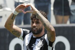 Jogador Yuri Alberto comemora gol pelo Corinthians.