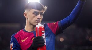 Imagem do atacante Pedri saudando a torcida do Barcelona em campo. Foto: Instagram/Barcelona