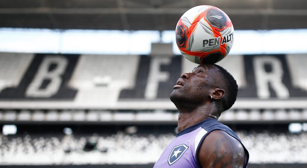 Imagem do jogador Bastos em treino do Botafogo. Vítor Silva/Botafogo