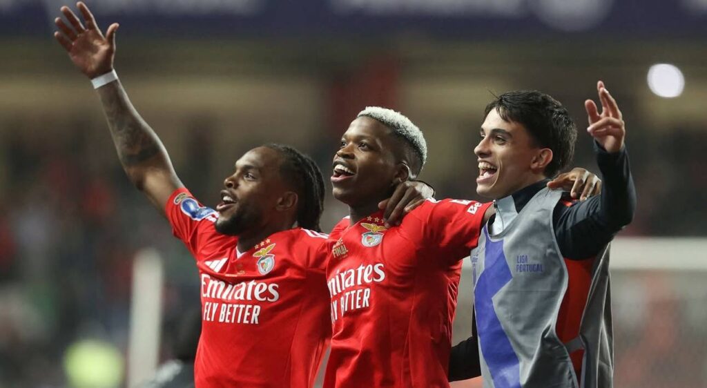 Imagem dos jogadores do Benfica comemorando em campo o título da Taça da Liga. Foto: Instagram/Benfica