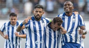 Imagem dos jogadores do CSA comemorando classificação para 2ª fase das Eliminatórias da Copa do Nordeste em campo. Foto: Allan Max/CSA