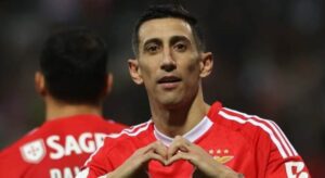 Jogador Ángel Di María comemorando gol pelo Benfica.