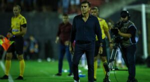 Imagem do técnico Gabriel Quinteros na beira do campo da estreia do Grêmio em 2025. Foto: Lucas Eubel/Grêmio