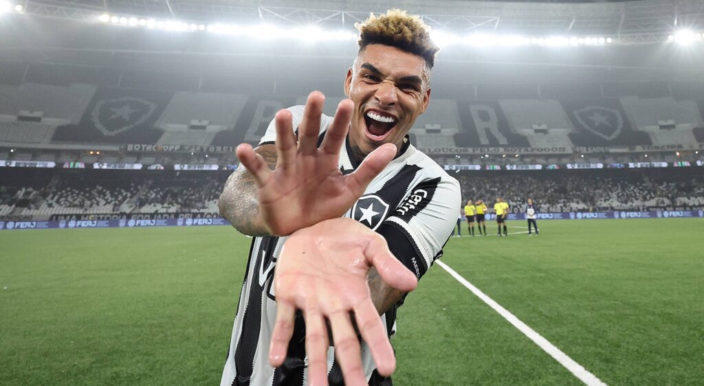 Igor Jesus em comemoração no campo após vitória do Botafogo. Foto: Vítor Silva/Botafogo