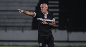 Imagem do técnico Itamar Schülle em momento de orientação durante treino do Santa Cruz. Foto: Evelyn Vitória/SCFC