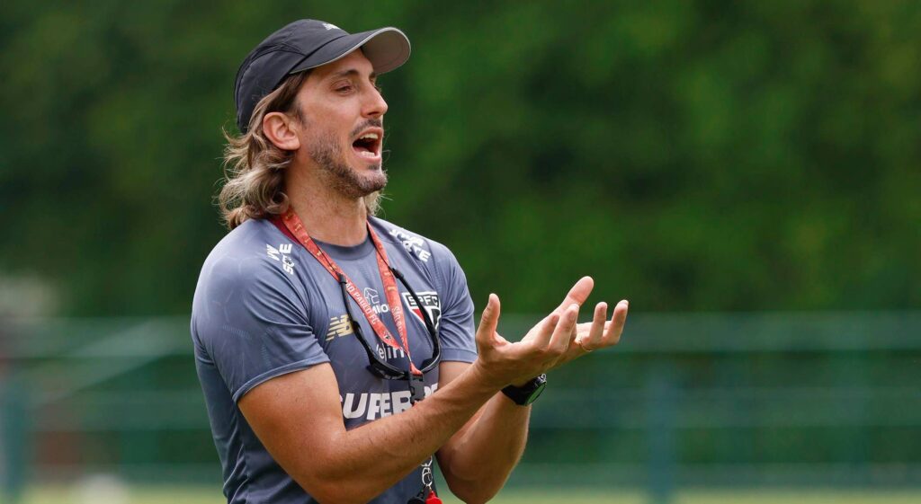 Imagem do técnico Luis Zubeldía em treino do São Paulo. Foto: Rubens Chiri/saopaulofc.net