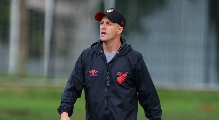 Técnico Mauricio Barbieri em treino pelo Athletico-PR: Foto: José Tramontin/Atlético-PR