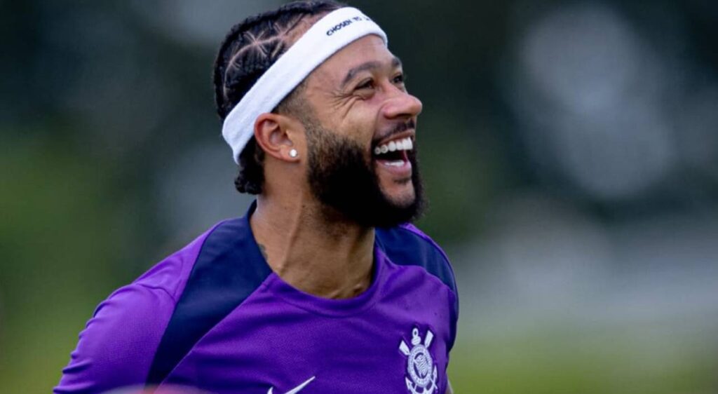 Imagem do atacante Memphis Depay sorrindo em treino do Corinthians. Foto: Rodrigo Coca/Corinthians