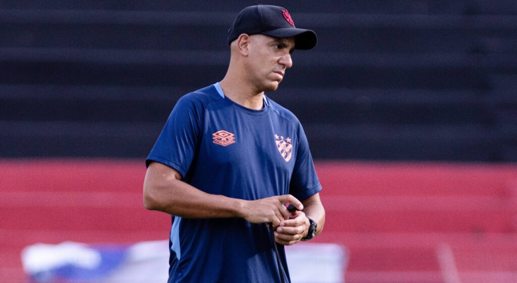 Imagem do técnico Pepa em treino do Sport. Foto: Paulo Paiva/SCR