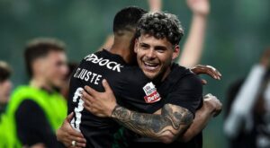 Imagem dos jogadores do Sporting Lisboa comemorando vitória em campo. Foto: Instagram/Sporting