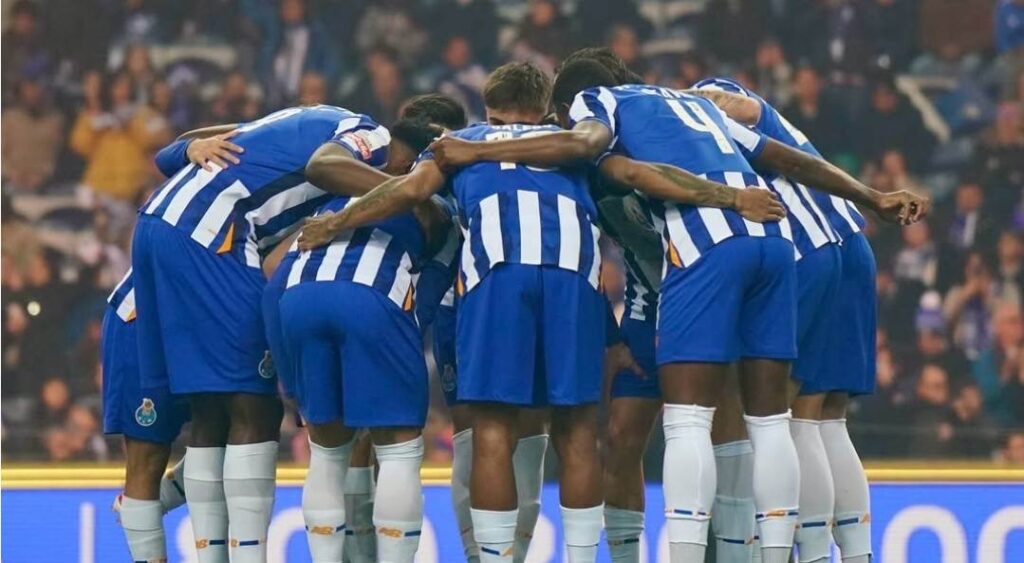 Time do Porto reunido antes do início da partida. Foto: Porto/Instagram