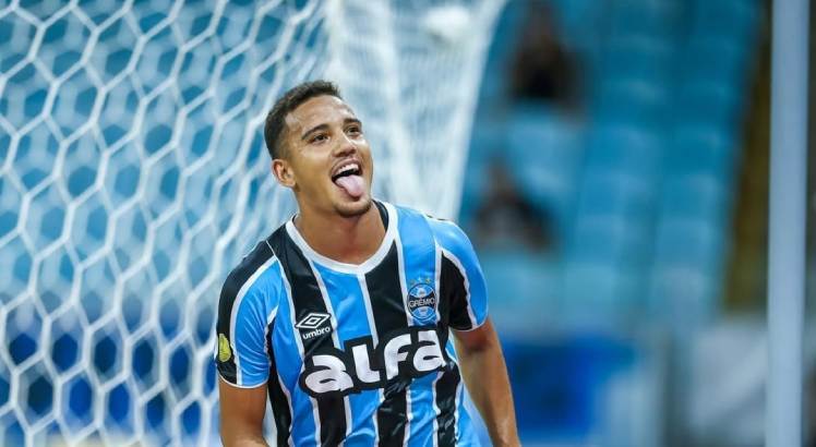 Imagem do Jogador Gustavo Martins comemorando gol pelo Grêmio. Foto: Lucas Uebel/Grêmio