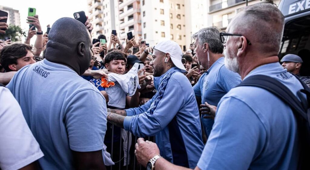 Imagem de Neymar atendendo a torcida do Santos. Foto: Raul Baretta/Santos